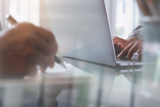 Foto zakenlieden die aan laptop computer in modern bureau werken