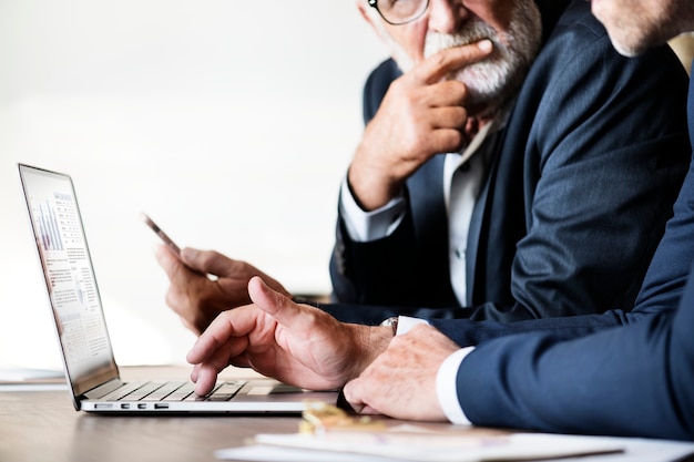 Zakenlieden die computerlaptop gebruiken