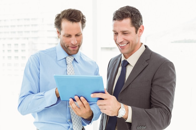 Zakenlieden die digitale tablet in bureau gebruiken