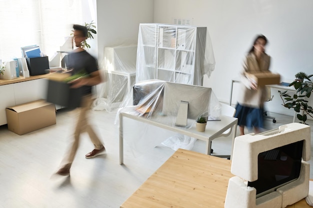 Foto zakenlieden die dingen dragen tijdens de verhuizing