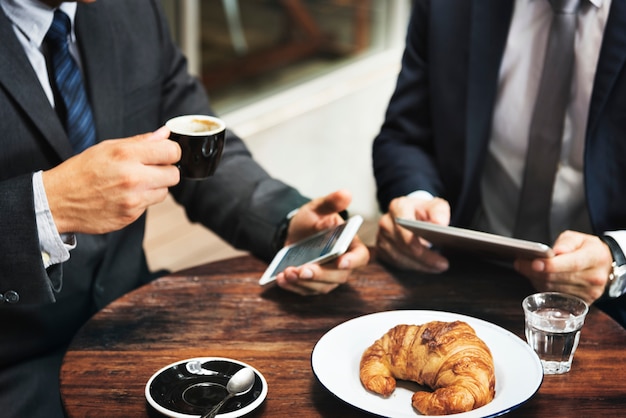 Zakenlieden die in een koffiewinkel werken