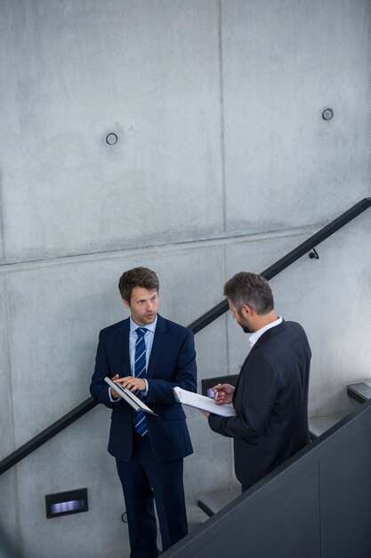 Zakenlieden die officiële rapporten bespreken