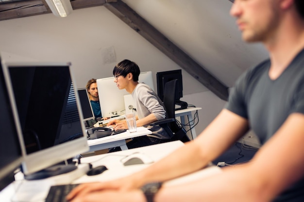 Zakenlieden die op kantoor aan het bureau werken
