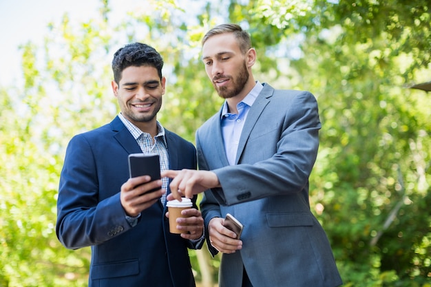 Zakenlieden die over mobiele telefoon bespreken