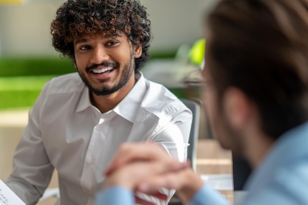 Zakenlieden die projectdetails bespreken en betrokken kijken