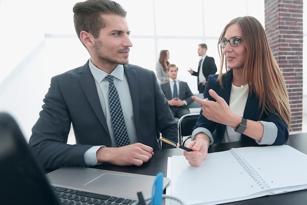 Zakenlieden die samenwerken met zijn collega op kantoor