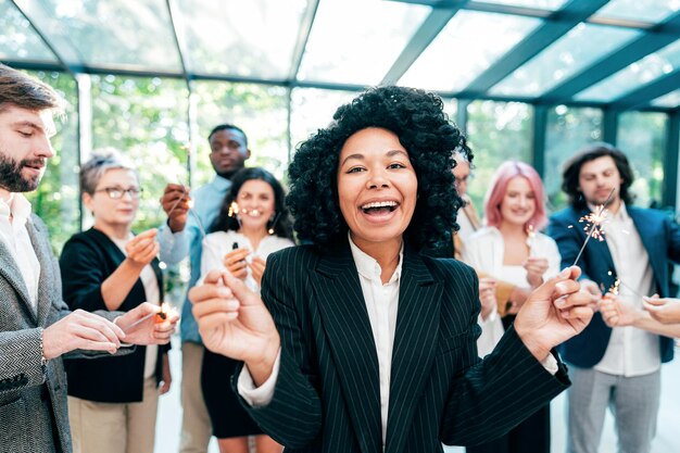 Zakenlieden en zakenvrouwen maken een bedrijfsfeestje.