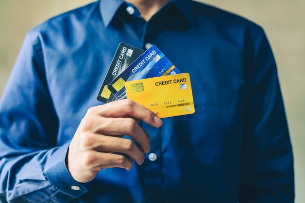 Zakenlieden gebruiken creditcards bij het winkelen en zakendoen