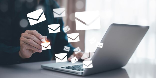 Zakenlieden gebruiken laptops met communicatiepictogrammen, letterpictogrammen, e-mailpictogrammen en nieuwsbrief-e-mail en beschermen uw persoonlijke gegevens of spammail. Klantenservice callcentercontact