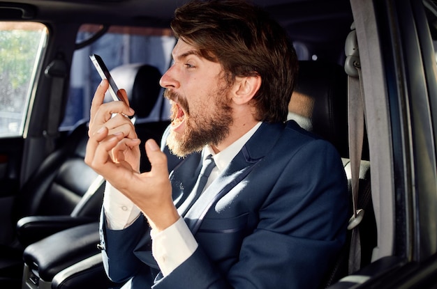 Zakenlieden in een pak in een auto een reis naar het werk service