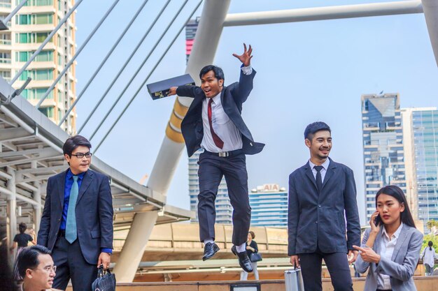 Foto zakenlieden op de brug in de stad.