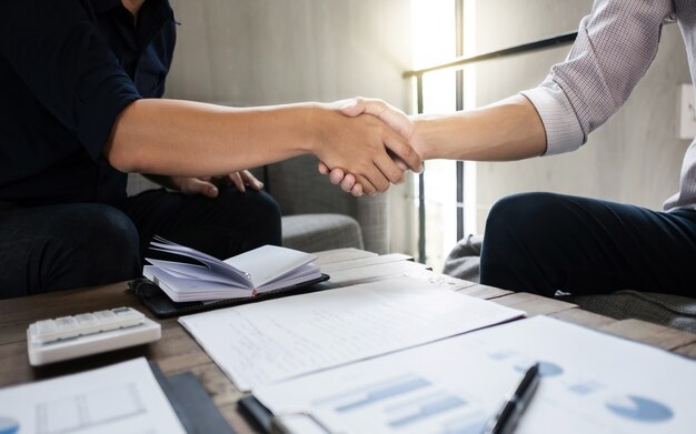 zakenlieden partnerschap hand schudden