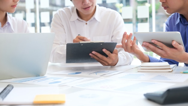 Zakenlieden teamwerkvergadering om de investering te bespreken.