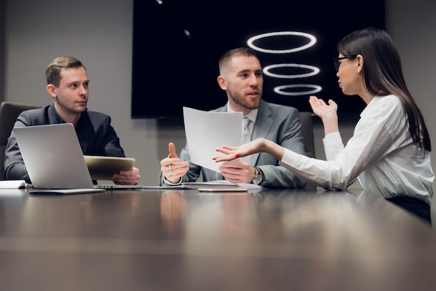 Zakenlui die samen in conferentieruimte tijdens vergadering op kantoor bespreken