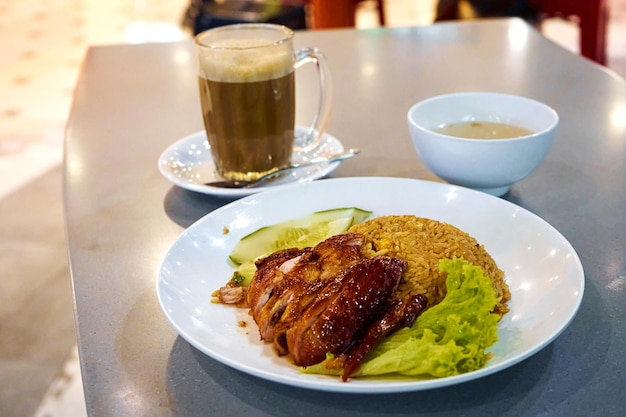 Zakenlunch in een aziatisch café rijst met kipdrank en soep