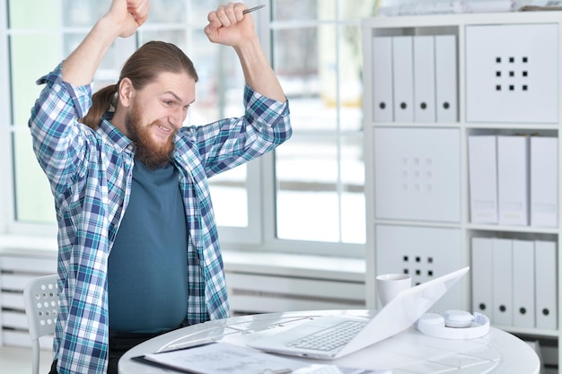 Foto zakenman aan de balie aan het werk