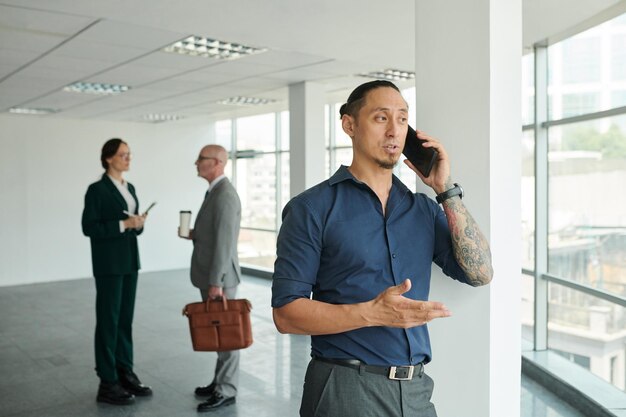 Foto zakenman aan de telefoon.