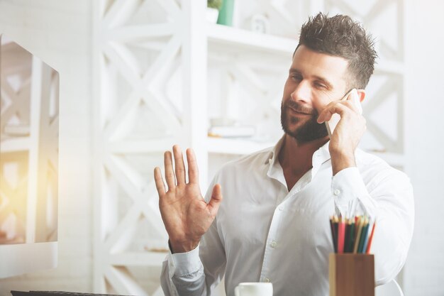 Zakenman aan de telefoon