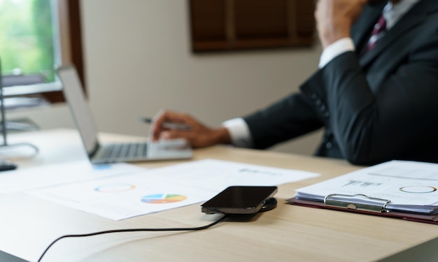 Zakenman aan het werk met laptop Jonge zakenman denken Geconcentreerd op het werk