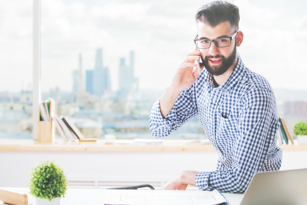 Zakenman aan het werk praten aan de telefoon