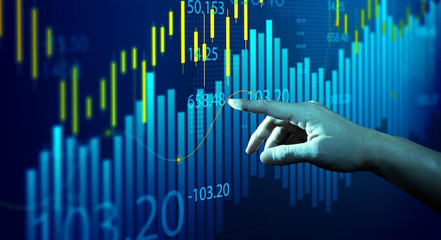 Zakenman aanraken van forex grafieken en diagrammen beurs display aan boord