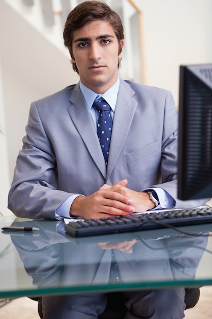 Zakenman achter zijn computer zit