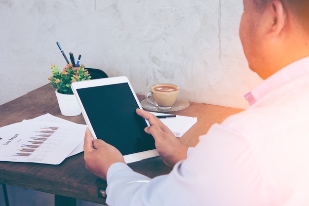 Zakenman bedrijf tablet in café