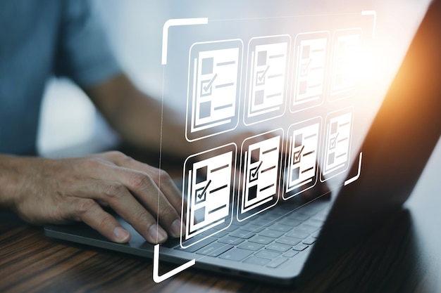 zakenman bekijkt de stappen met behulp van een virtueel online document en papierwerk