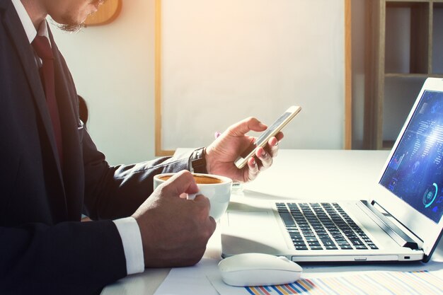 zakenman bellen met behulp van een slimme telefoon met koffie