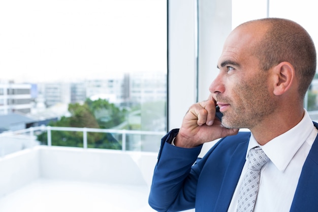 zakenman bellen op de telefoon