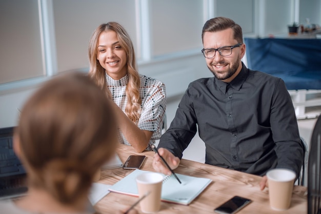 Zakenman bespreken met business team nieuwe strategie