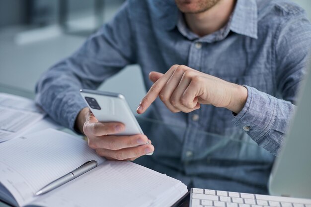 Zakenman CEO draagt zit in het kantoor met behulp van mobiele telefoon oplossingen