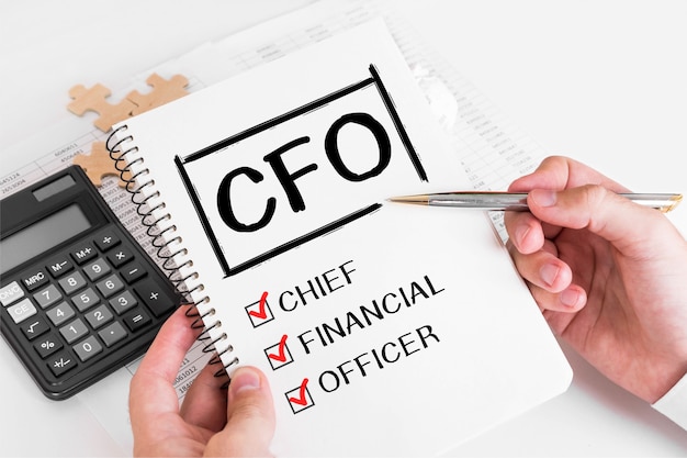 Zakenman cfo-concepten op zijn notitie schrijven.