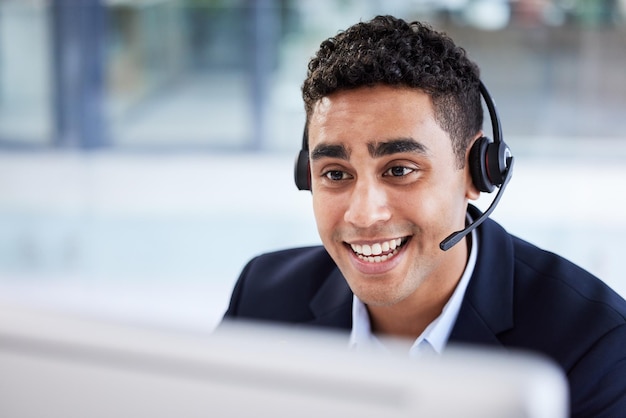 Zakenman computer of callcenter in telemarketing help bedrijf klantenondersteuning kantoor of b2b verkoop CRM Glimlach blij of pratende receptioniste werknemer met technologie headset in India neem contact met ons op