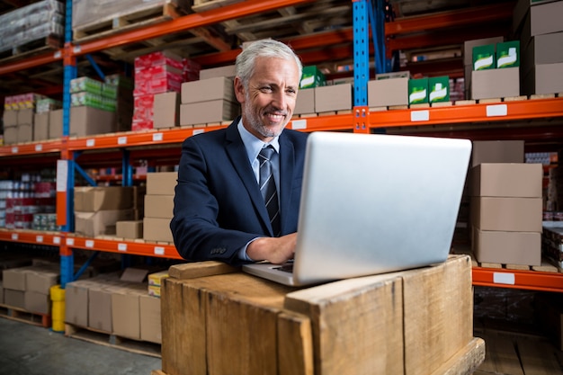 Zakenman concentreert zich tijdens zijn werk