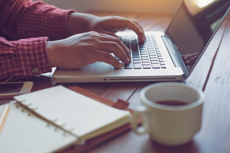 Zakenman die aan een laptop computer op het werk werkt