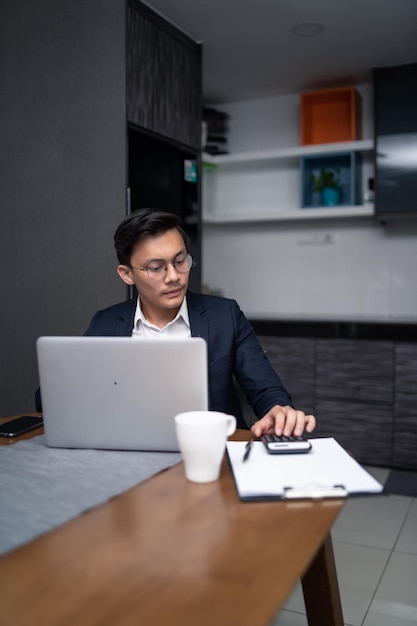 Zakenman die aan het bureau werkt in de kantine van het kantoor