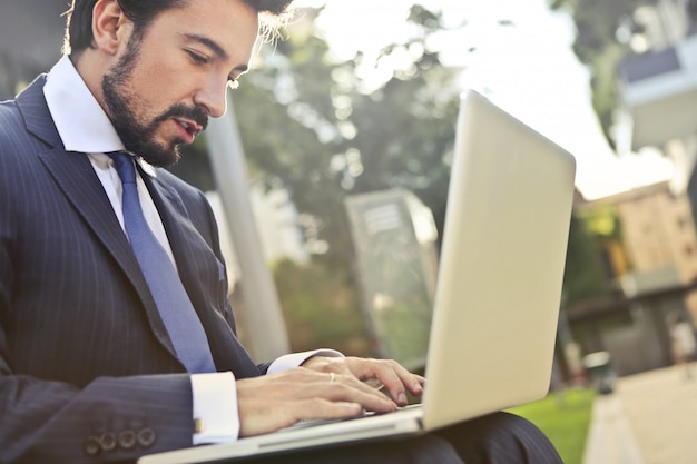 Zakenman die aan laptop werkt