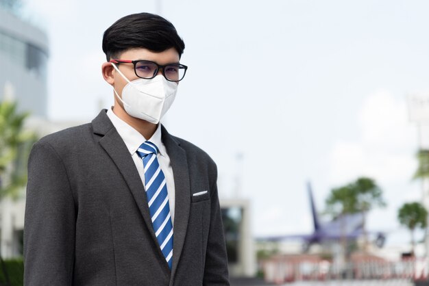 Zakenman die Beschermend gezichtsmasker en hoest draagt, Coronavirus en pm 2.5 het vechten