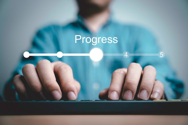Foto zakenman die computertoetsenbord gebruikt om de status in de checklist bij te werken om de werktaak vooruitstrevend te herinneren voor projectontwikkelingsbeheer en trackingconcept