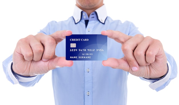 zakenman die creditcard toont die op witte achtergrond wordt geïsoleerd