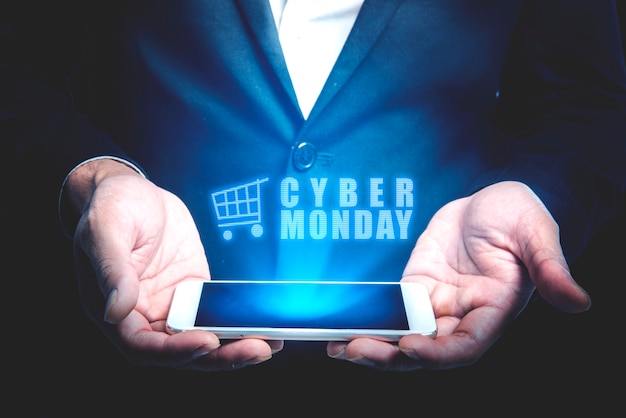 Zakenman die Cyber Monday-advertentie van het telefoonscherm tonen