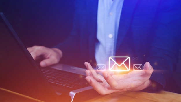 Zakenman die e-mail online controleert met virtuele interfacetechnologieDirect marketing online bericht E-mail elektronische postcommunicatieconcept