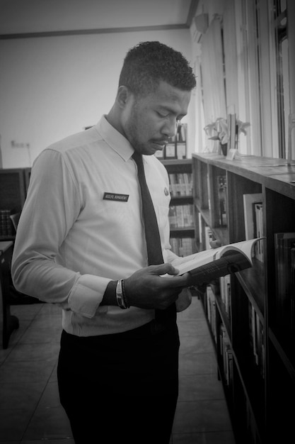 Foto zakenman die een boek leest op kantoor.