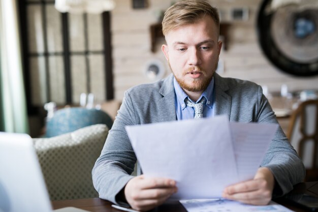 Foto zakenman die een contract leest