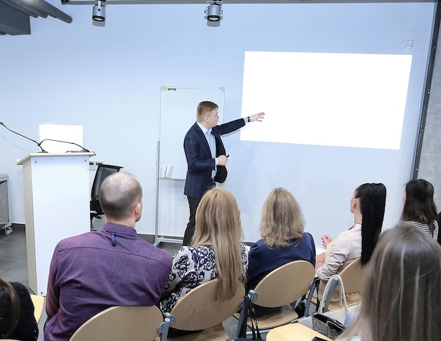 Zakenman die een nieuw zakelijk project bespreekt met de leden van zijn team