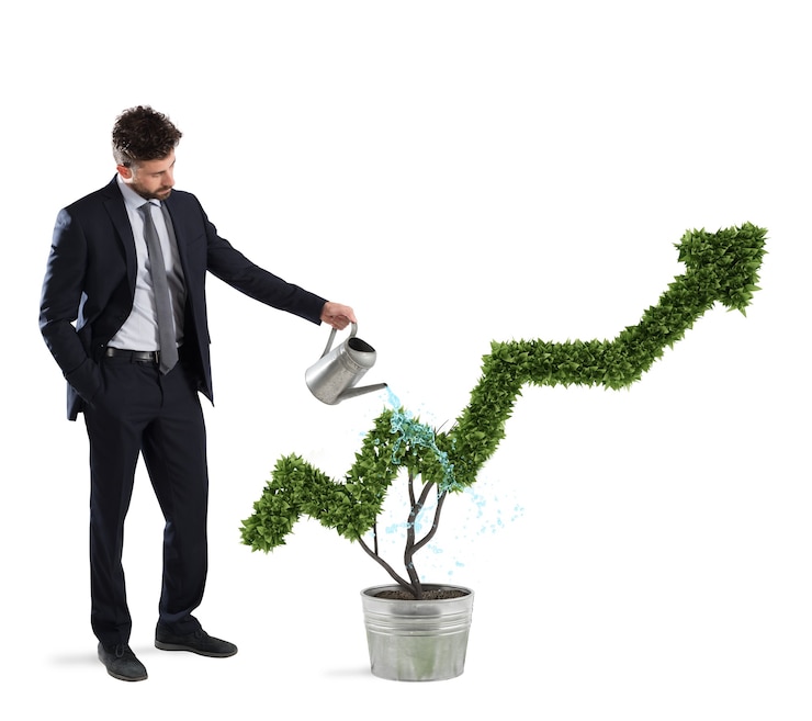 Foto zakenman die een plant water geeft met een pijlvorm