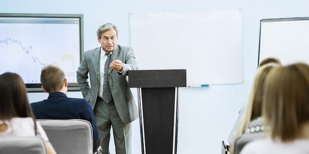 Zakenman die een presentatie geeft op de conferentie.