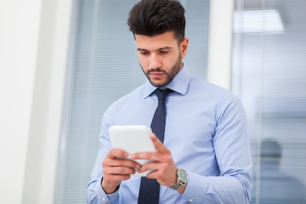 Zakenman die een tablet gebruikt