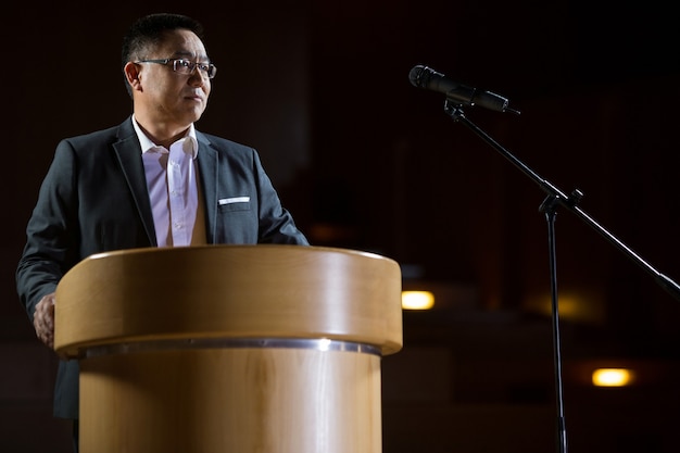 Zakenman die een toespraak houdt op conferentiecentrum